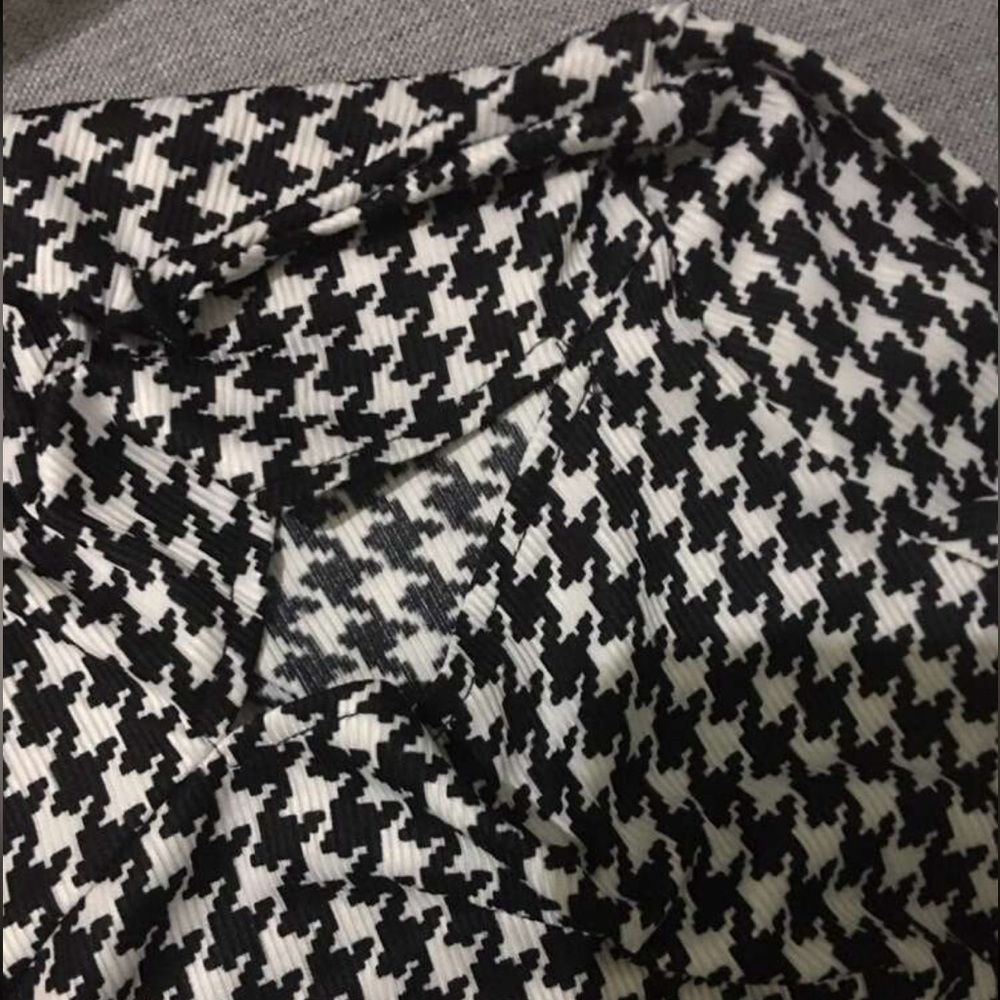 Classic Houndstooth Print Cut Out Front Mock Neck Bodysuit - Picture 9 of 9